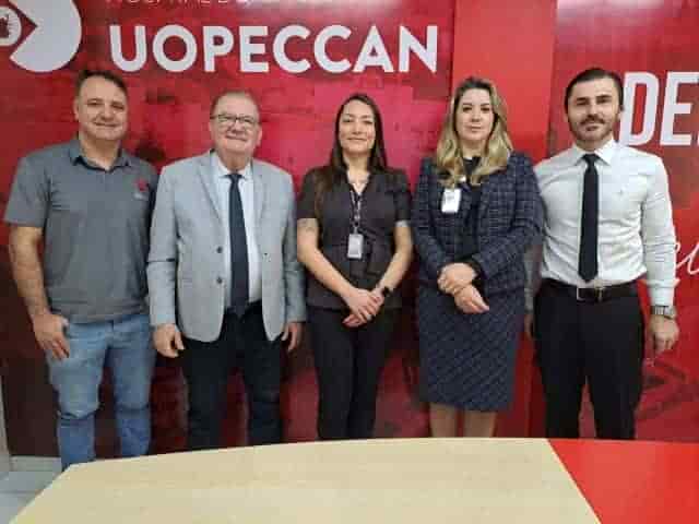 Coordenador de Projetos, Leandro Araújo Bellio, o presidente do Conselho Superior da Uopeccan, Ciro Kreuz, Gerente de Atendimento e Vendas dos Correios na região de Cascavel, Vania Pereira da Silva a Gerente Institucional, Kelyn Aires, o Administrador da Uopeccan, Luciano Maldonado.