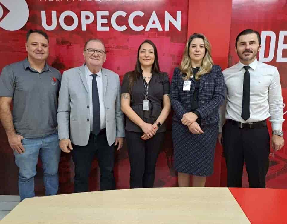 Coordenador de Projetos, Leandro Araújo Bellio, o presidente do Conselho Superior da Uopeccan, Ciro Kreuz, Gerente de Atendimento e Vendas dos Correios na região de Cascavel, Vania Pereira da Silva a Gerente Institucional, Kelyn Aires, o Administrador da Uopeccan, Luciano Maldonado.